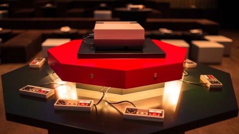 8 bits, 8 joueurs, 8 projecteurs, et une NES !