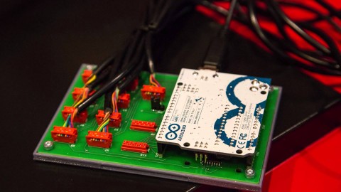 8 bits, 8 joueurs, 8 projecteurs, et une NES !